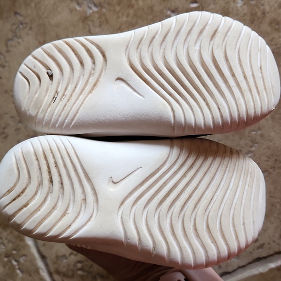 Nike boys black with yellow swoosh shoes size 7 - Picture 3 of 10